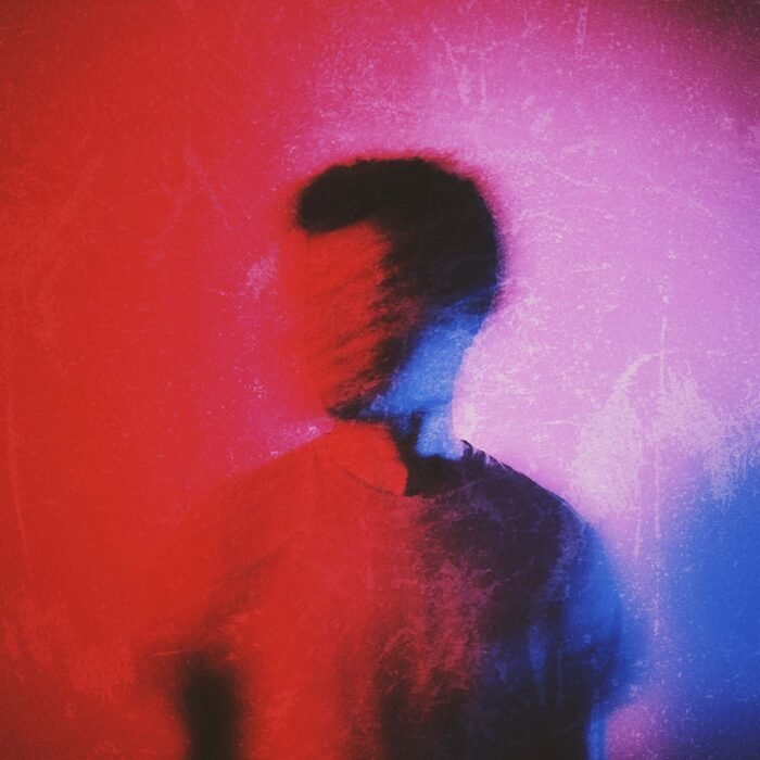 blurred-silhouette-man-looking-aside_most